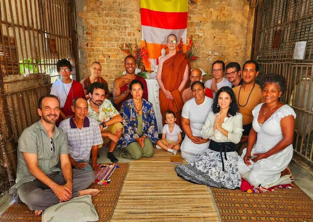 Comunidad reunida para una ceremonia en el vihāra, en Cuba